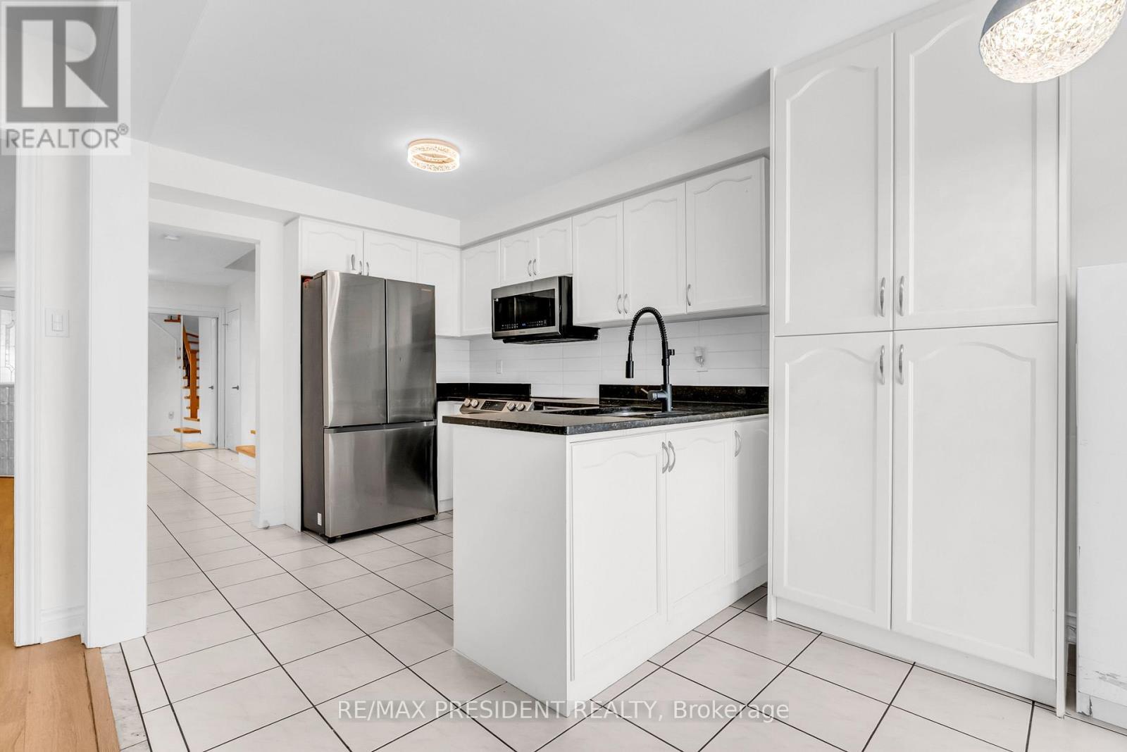 7031 Graydon Court, Mississauga, ON - Indoor Photo Showing Kitchen