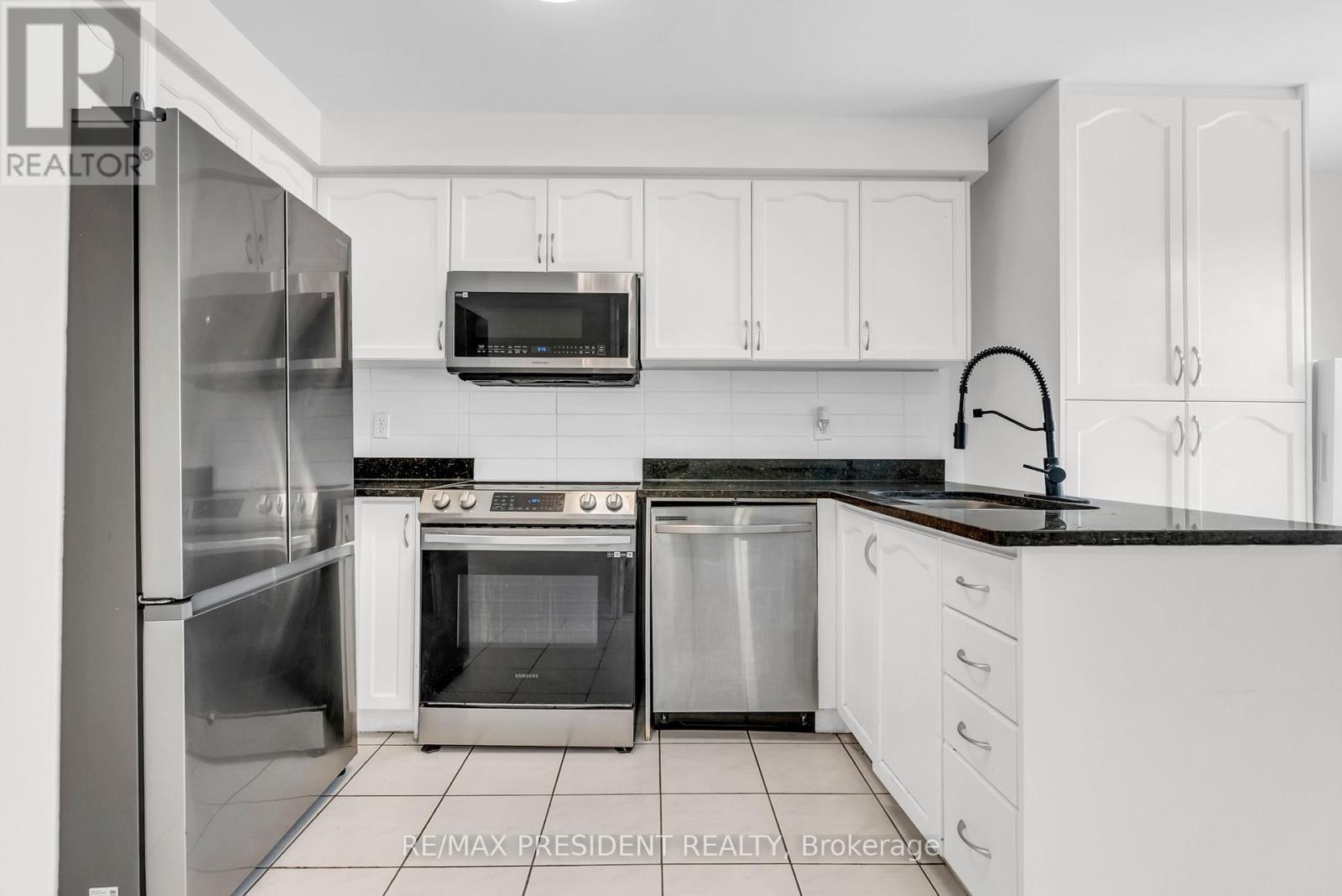 7031 Graydon Court, Mississauga, ON - Indoor Photo Showing Kitchen With Stainless Steel Kitchen