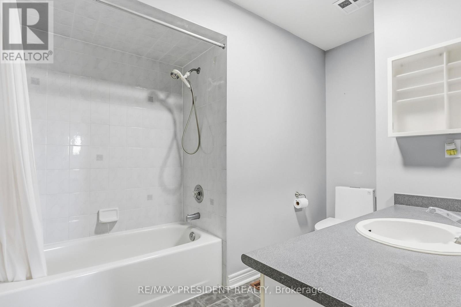 7031 Graydon Court, Mississauga, ON - Indoor Photo Showing Bathroom