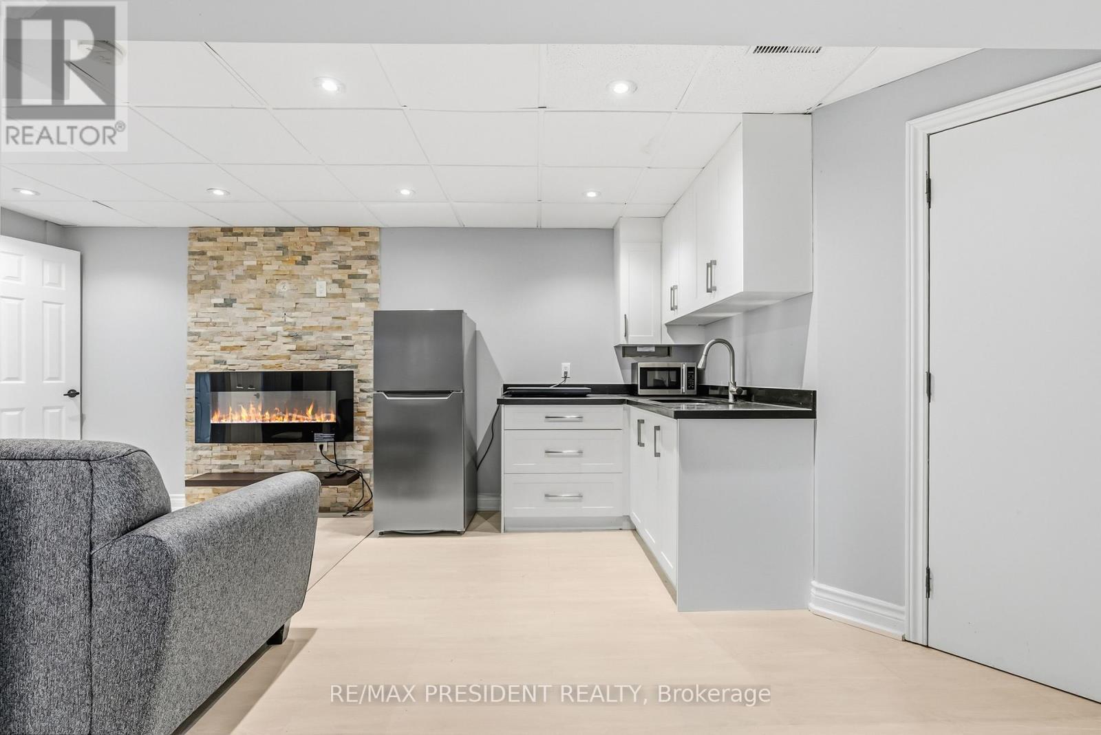 7031 Graydon Court, Mississauga, ON - Indoor With Fireplace