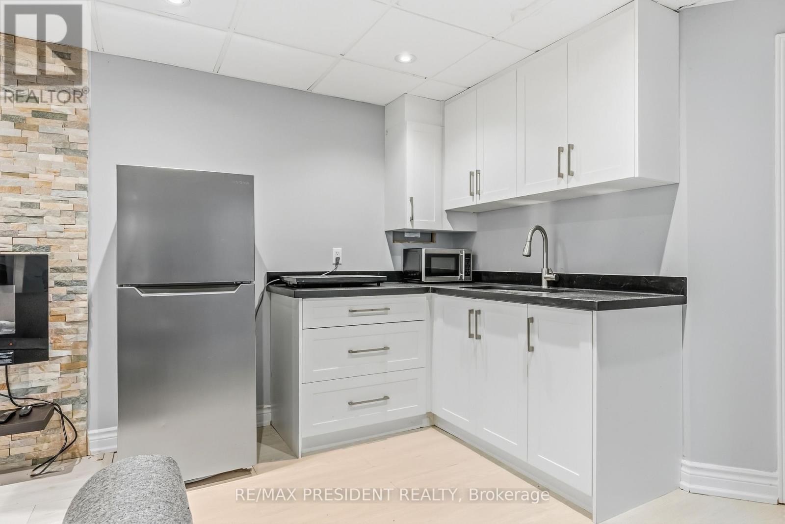 7031 Graydon Court, Mississauga, ON - Indoor Photo Showing Kitchen