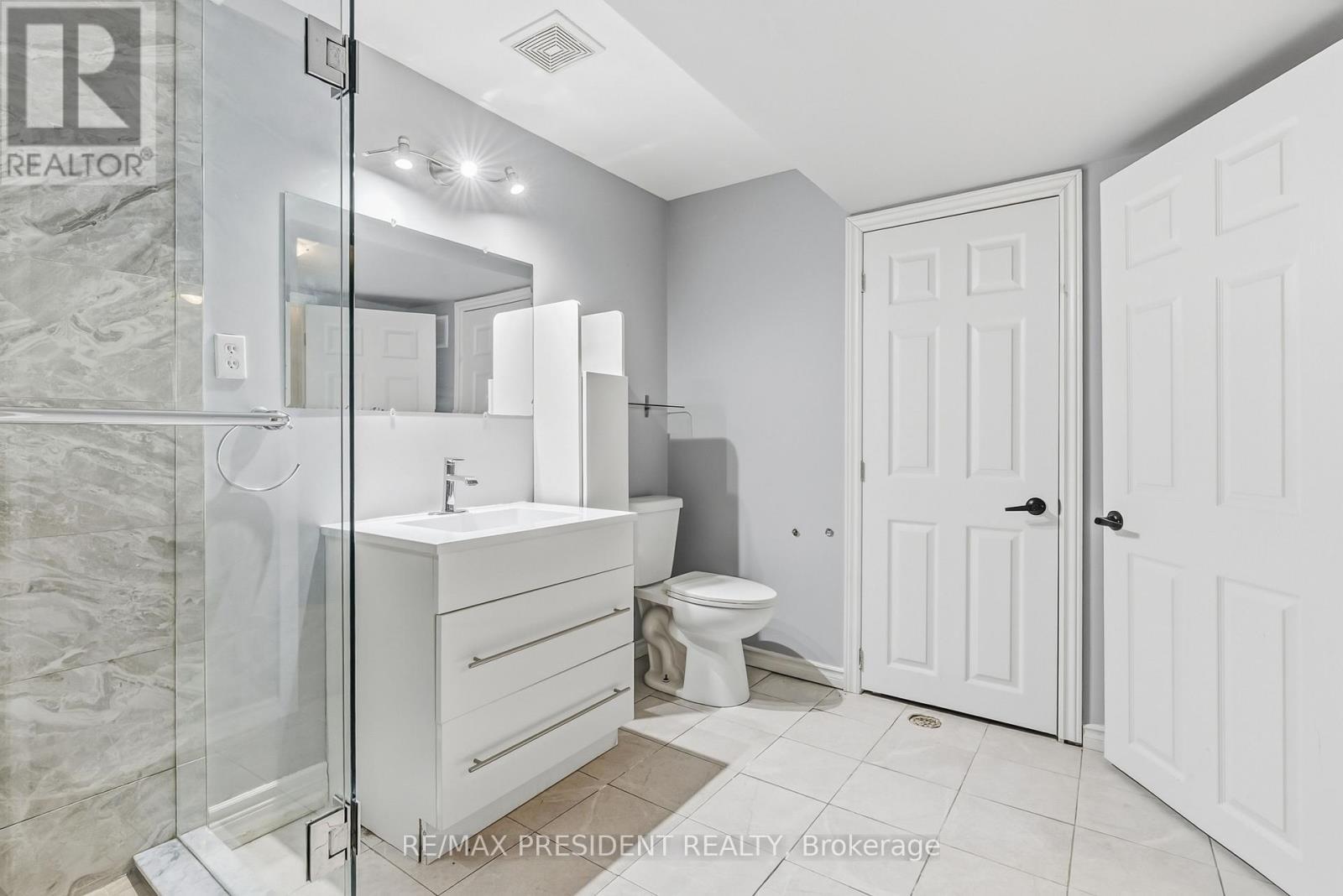 7031 Graydon Court, Mississauga, ON - Indoor Photo Showing Bathroom