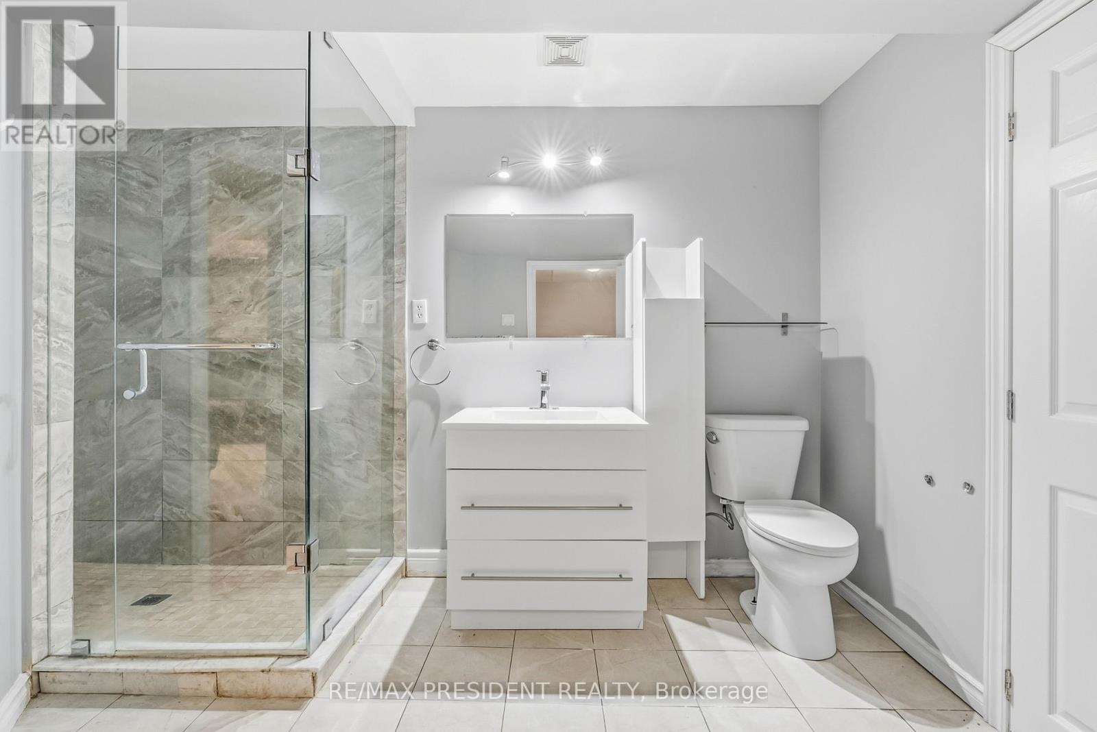 7031 Graydon Court, Mississauga, ON - Indoor Photo Showing Bathroom