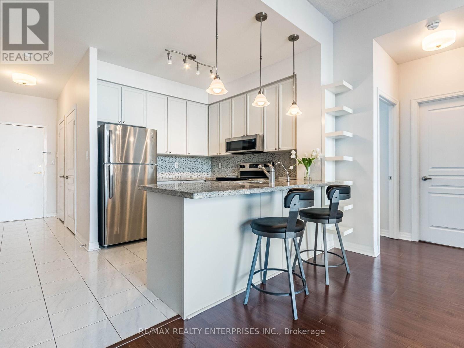 605 - 70 Port Street E, Mississauga, ON - Indoor Photo Showing Kitchen With Upgraded Kitchen