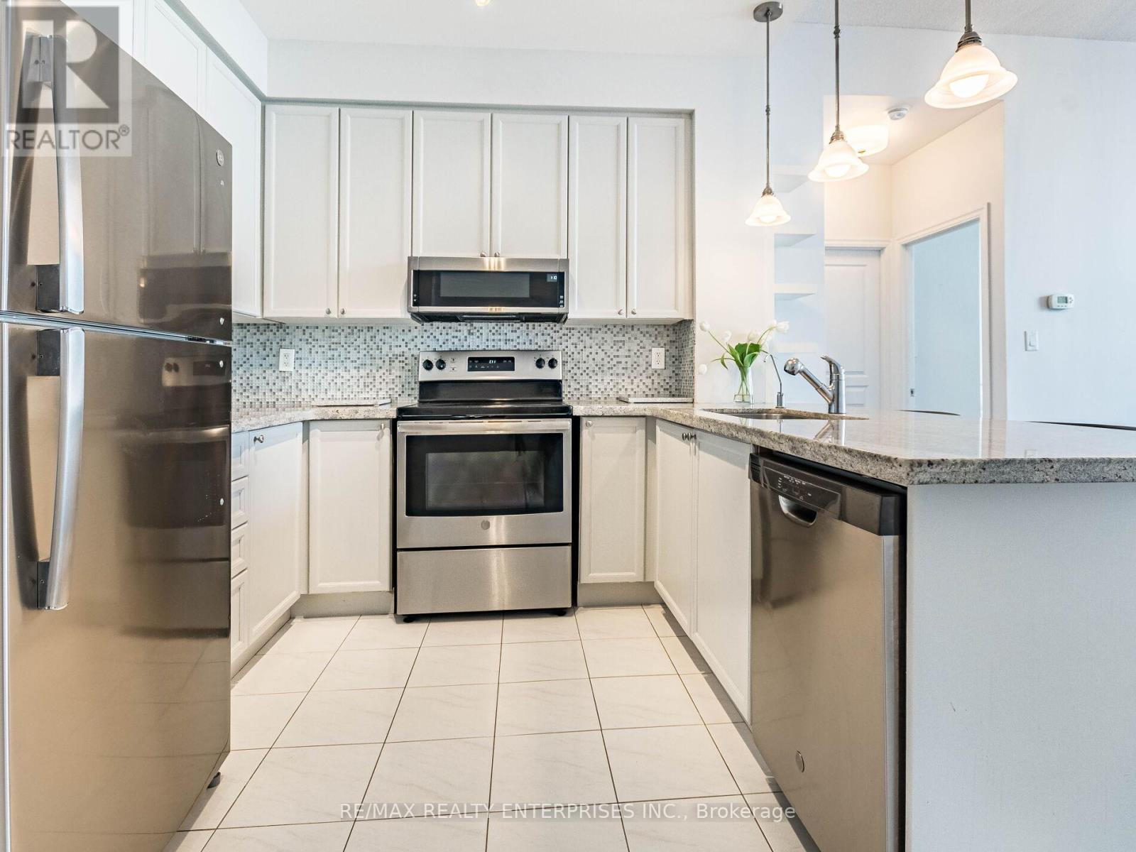 605 - 70 Port Street E, Mississauga, ON - Indoor Photo Showing Kitchen With Upgraded Kitchen