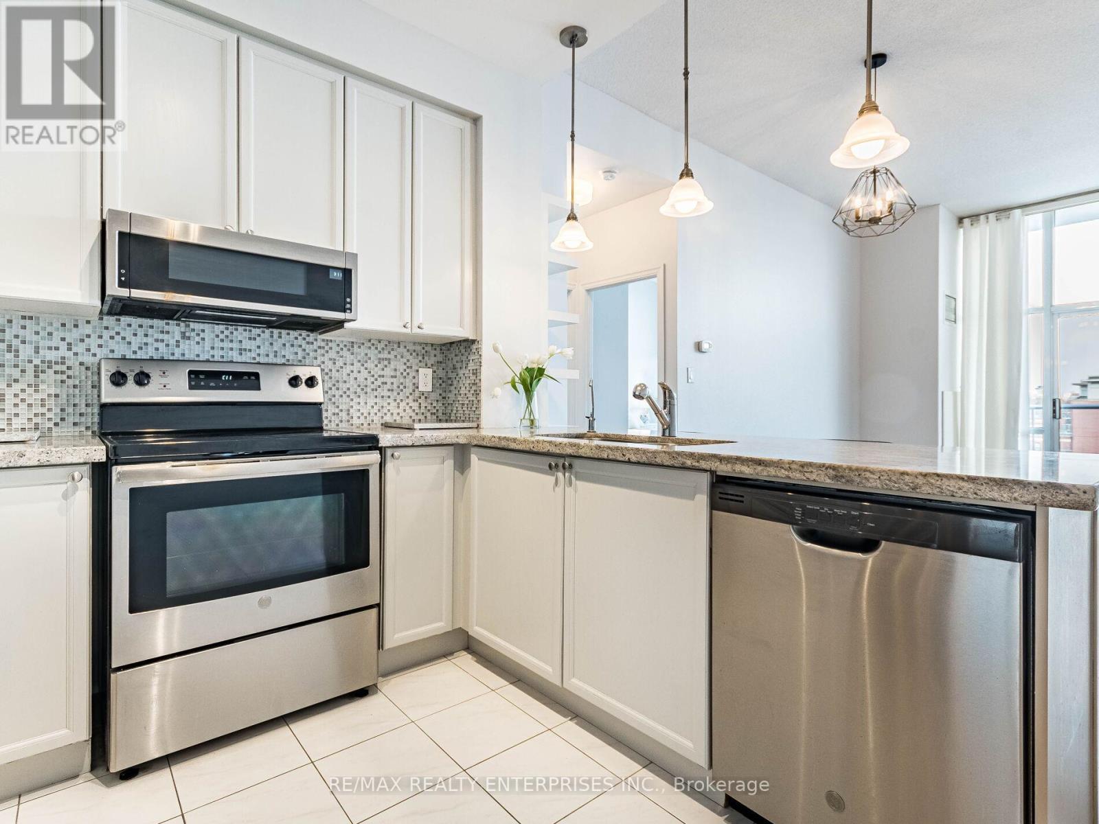 605 - 70 Port Street E, Mississauga, ON - Indoor Photo Showing Kitchen With Upgraded Kitchen