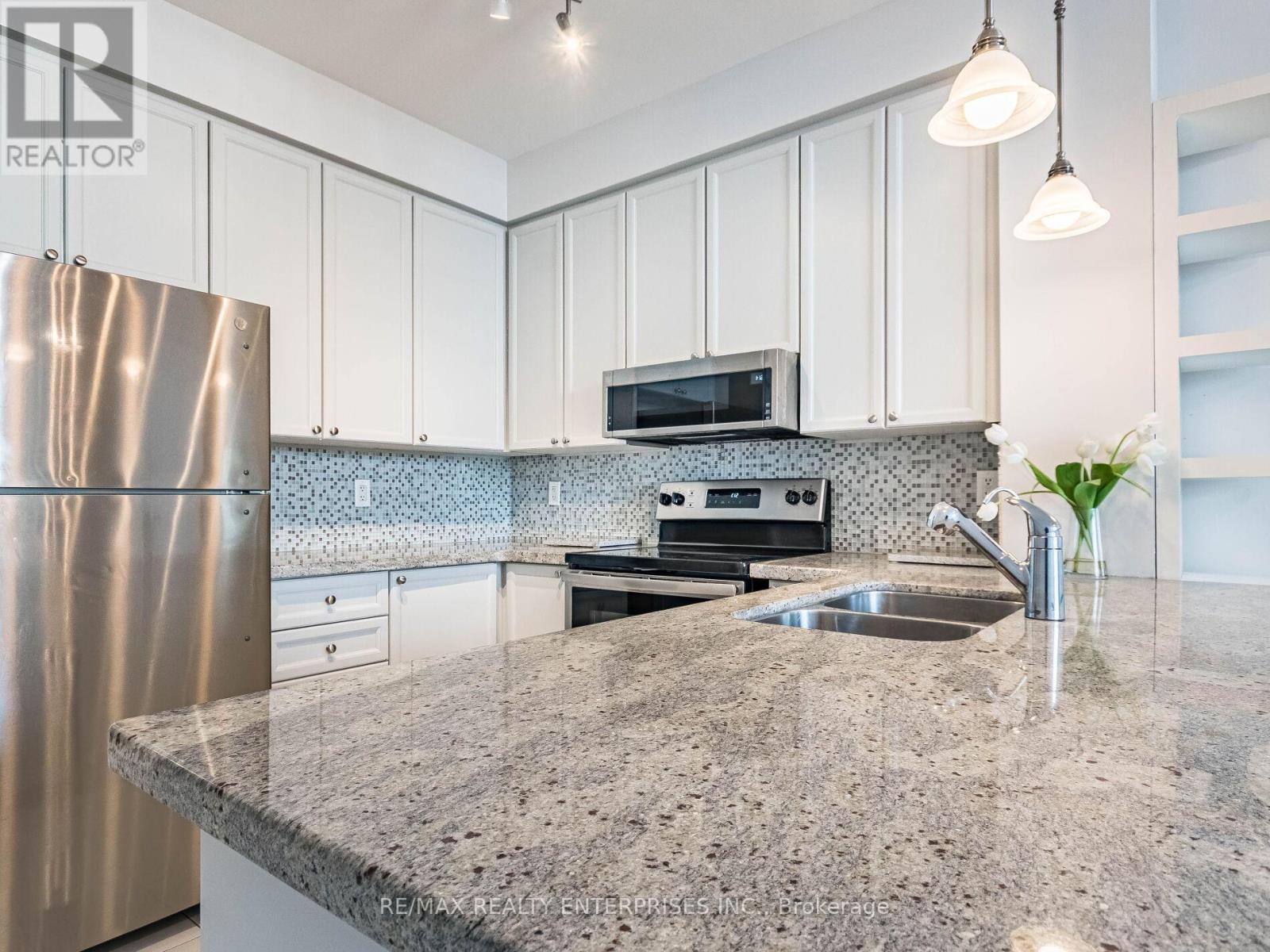 605 - 70 Port Street E, Mississauga, ON - Indoor Photo Showing Kitchen With Double Sink With Upgraded Kitchen