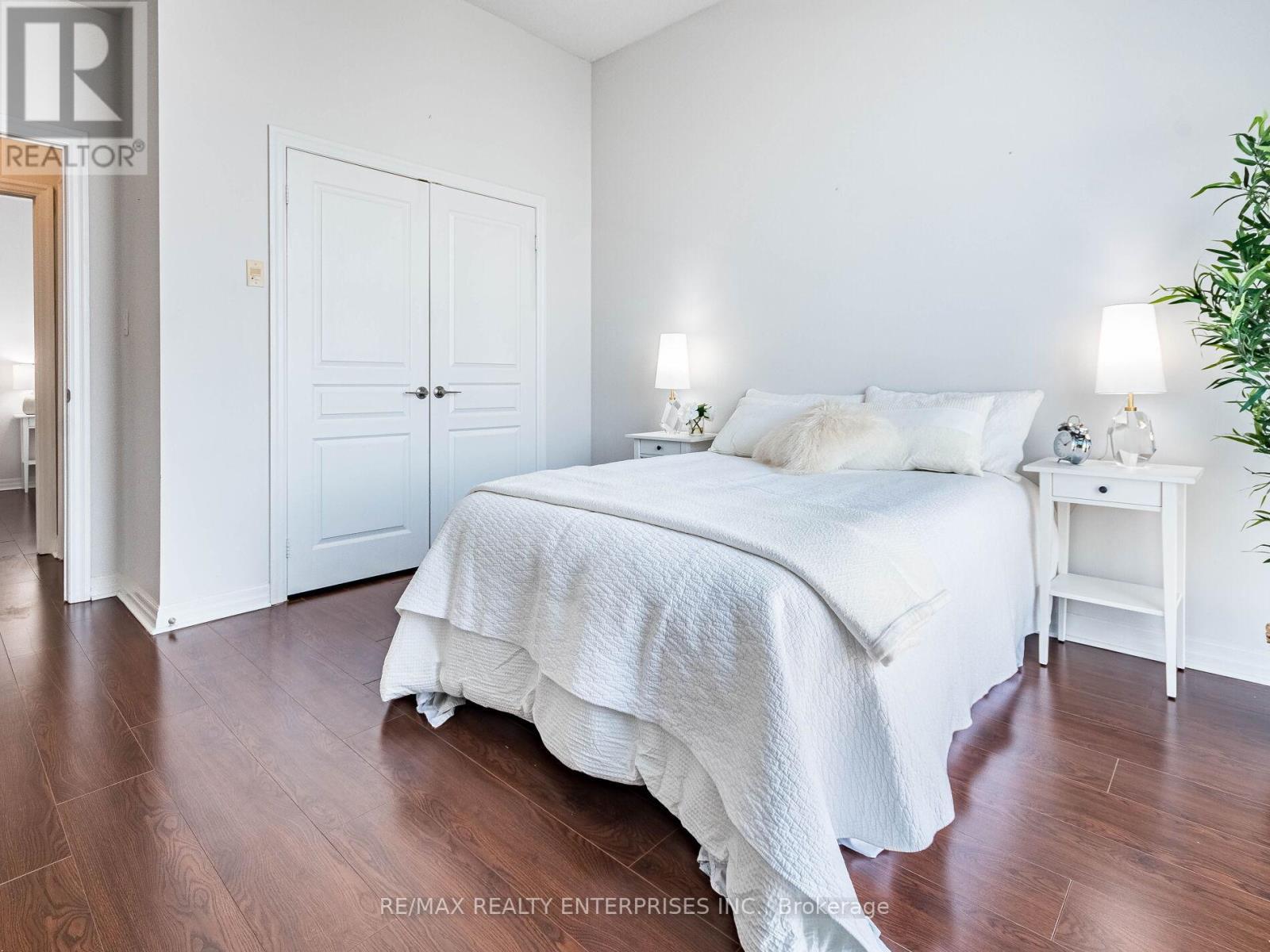 605 - 70 Port Street E, Mississauga, ON - Indoor Photo Showing Bedroom