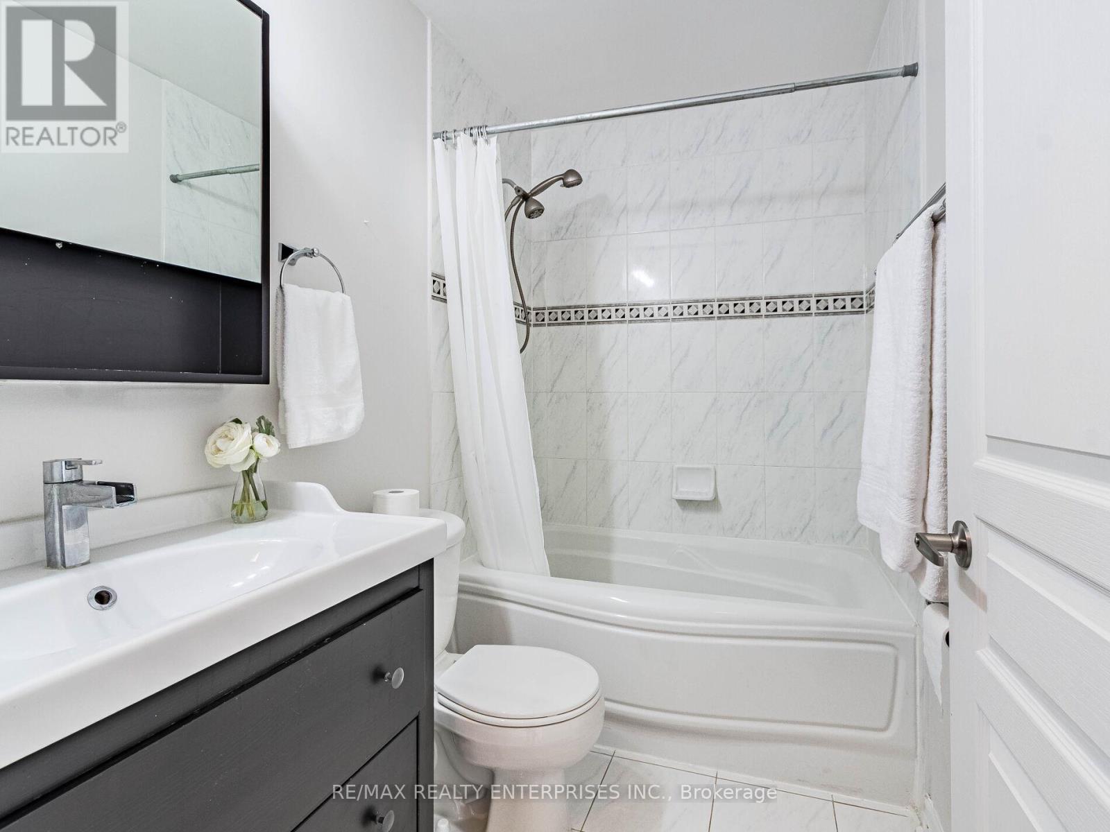 605 - 70 Port Street E, Mississauga, ON - Indoor Photo Showing Bathroom