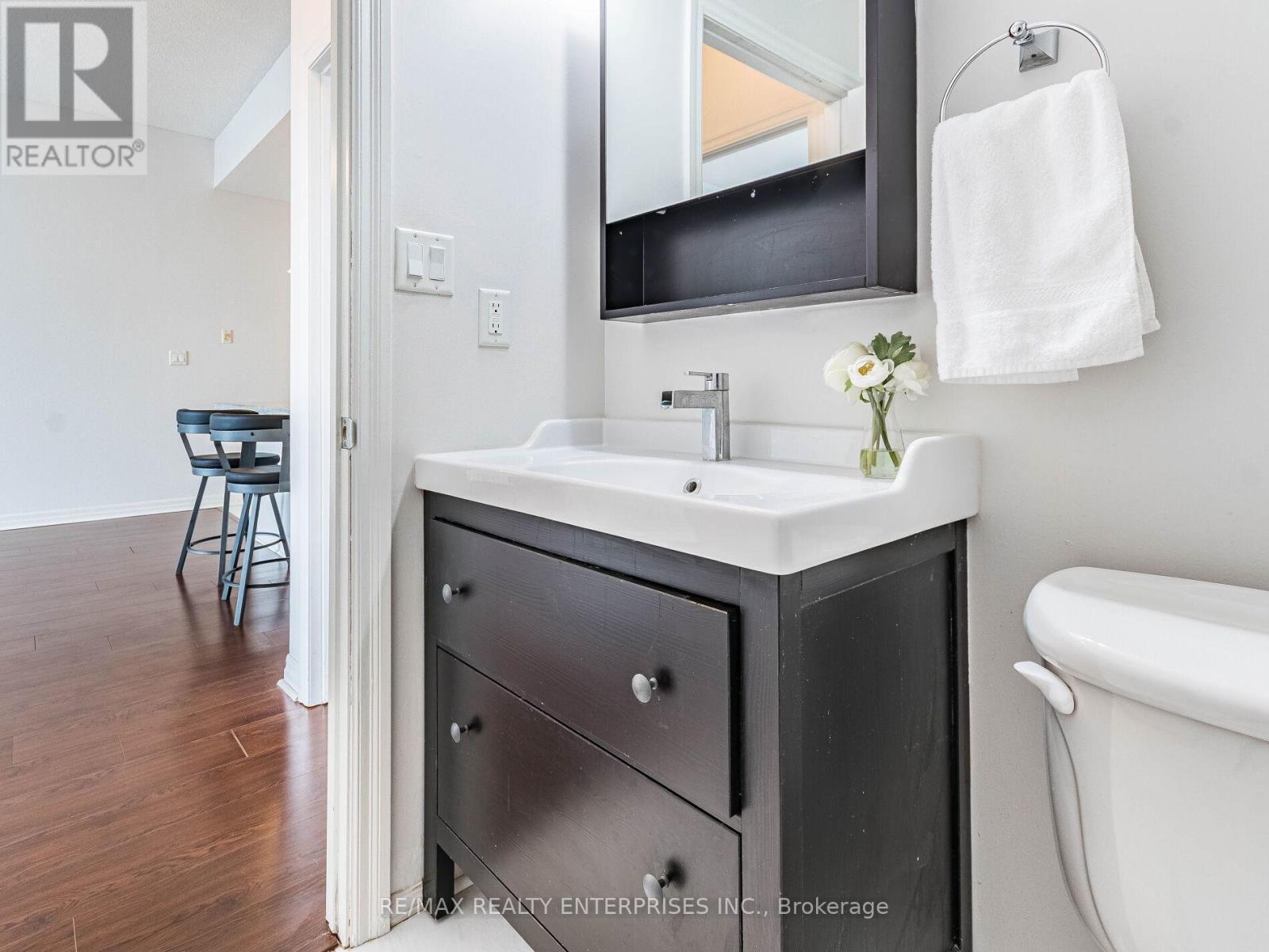 605 - 70 Port Street E, Mississauga, ON - Indoor Photo Showing Bathroom
