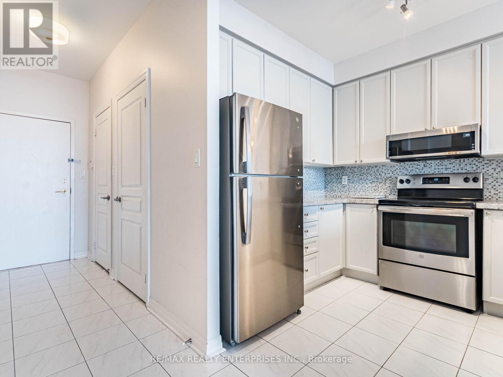 605 - 70 Port Street E, Mississauga, ON - Indoor Photo Showing Kitchen