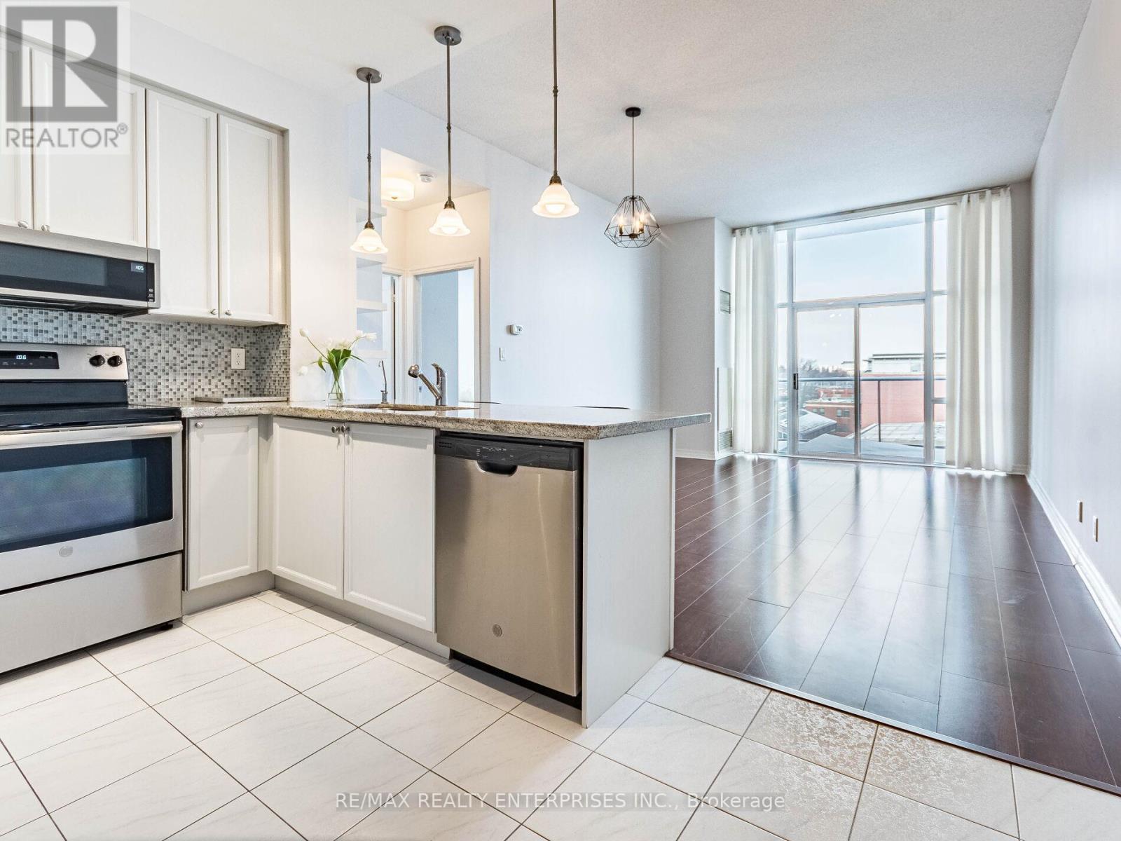 605 - 70 Port Street E, Mississauga, ON - Indoor Photo Showing Kitchen With Upgraded Kitchen