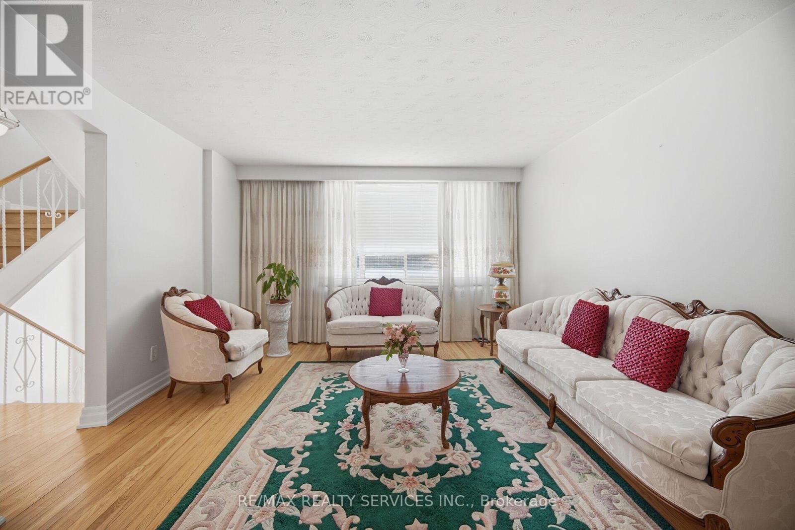 183 Vodden Street E, Brampton, ON - Indoor Photo Showing Living Room