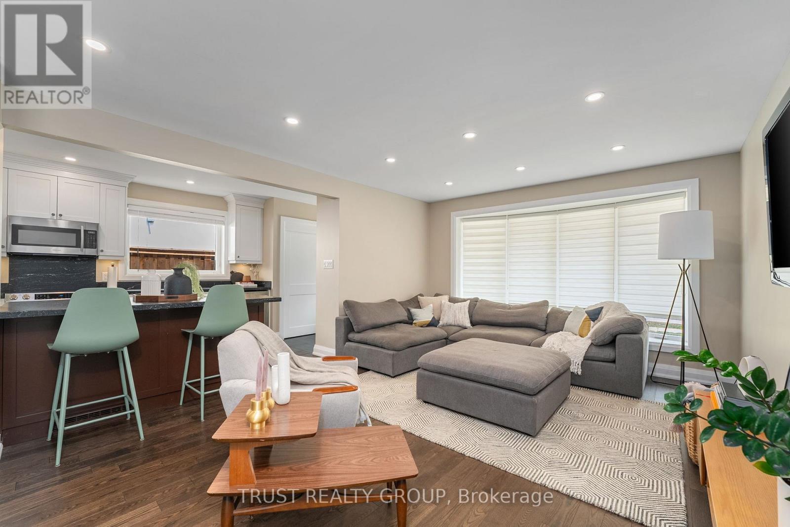 18 Deanecrest Road, Toronto, ON - Indoor Photo Showing Living Room
