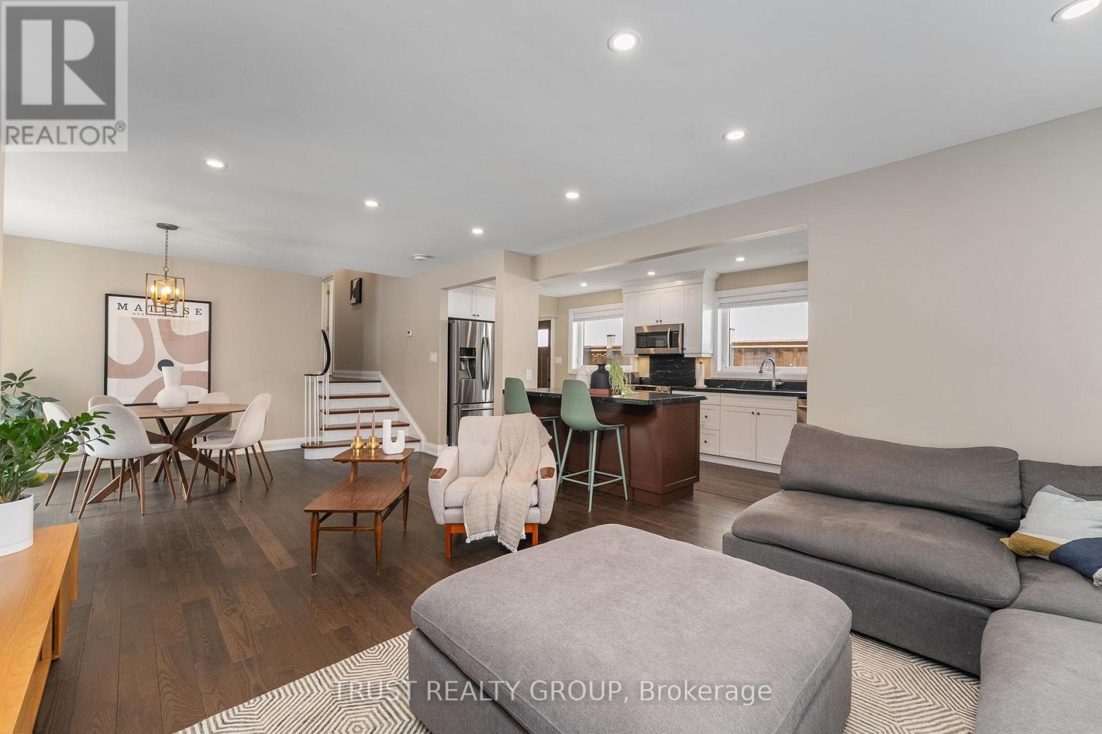 18 Deanecrest Road, Toronto, ON - Indoor Photo Showing Living Room