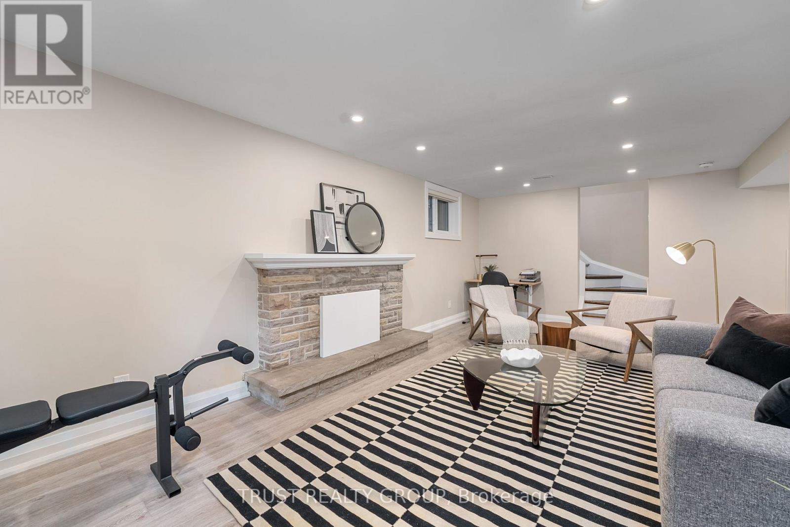 18 Deanecrest Road, Toronto, ON - Indoor