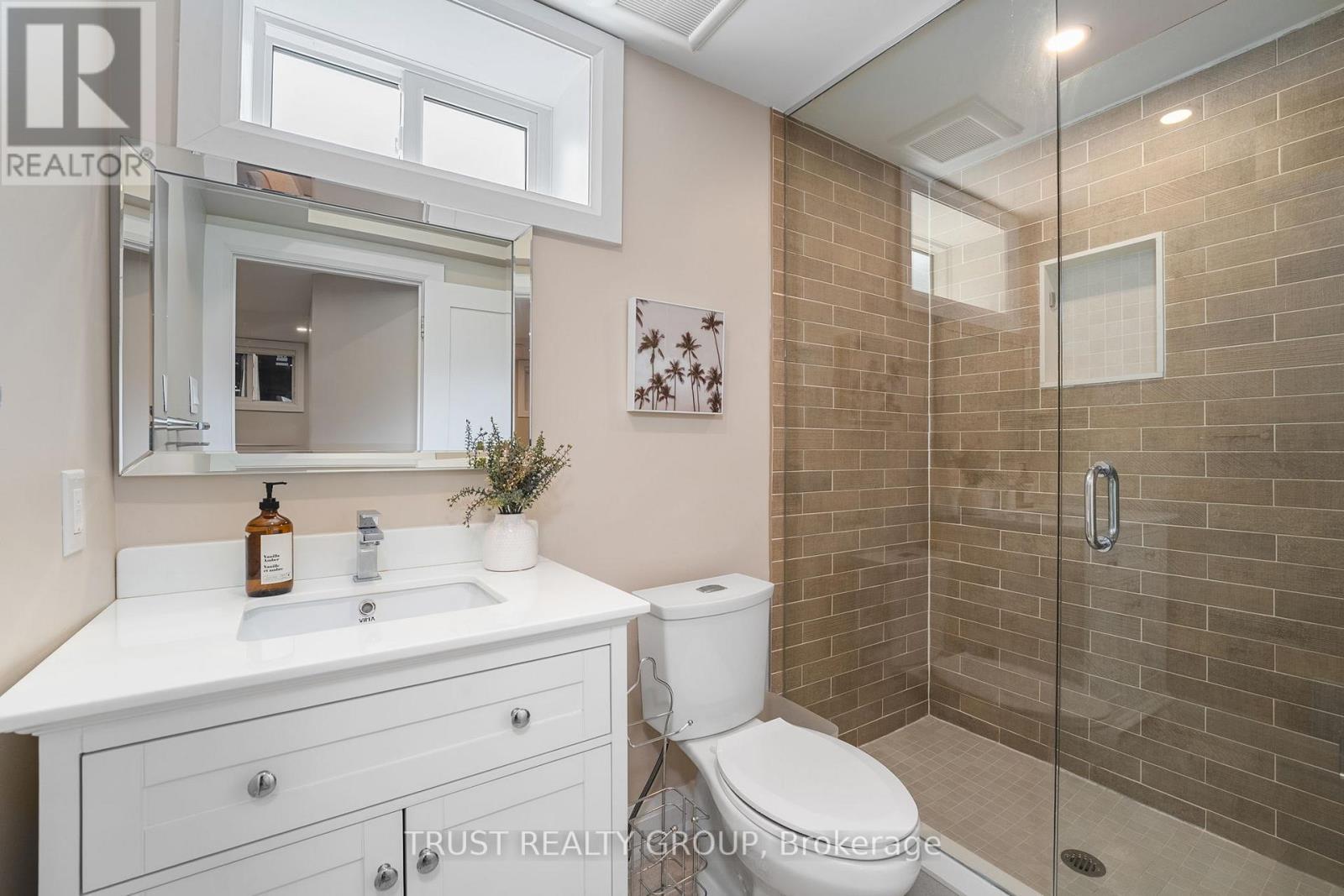 18 Deanecrest Road, Toronto, ON - Indoor Photo Showing Bathroom