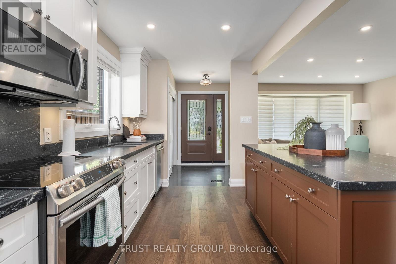 18 Deanecrest Road, Toronto, ON - Indoor Photo Showing Kitchen With Upgraded Kitchen