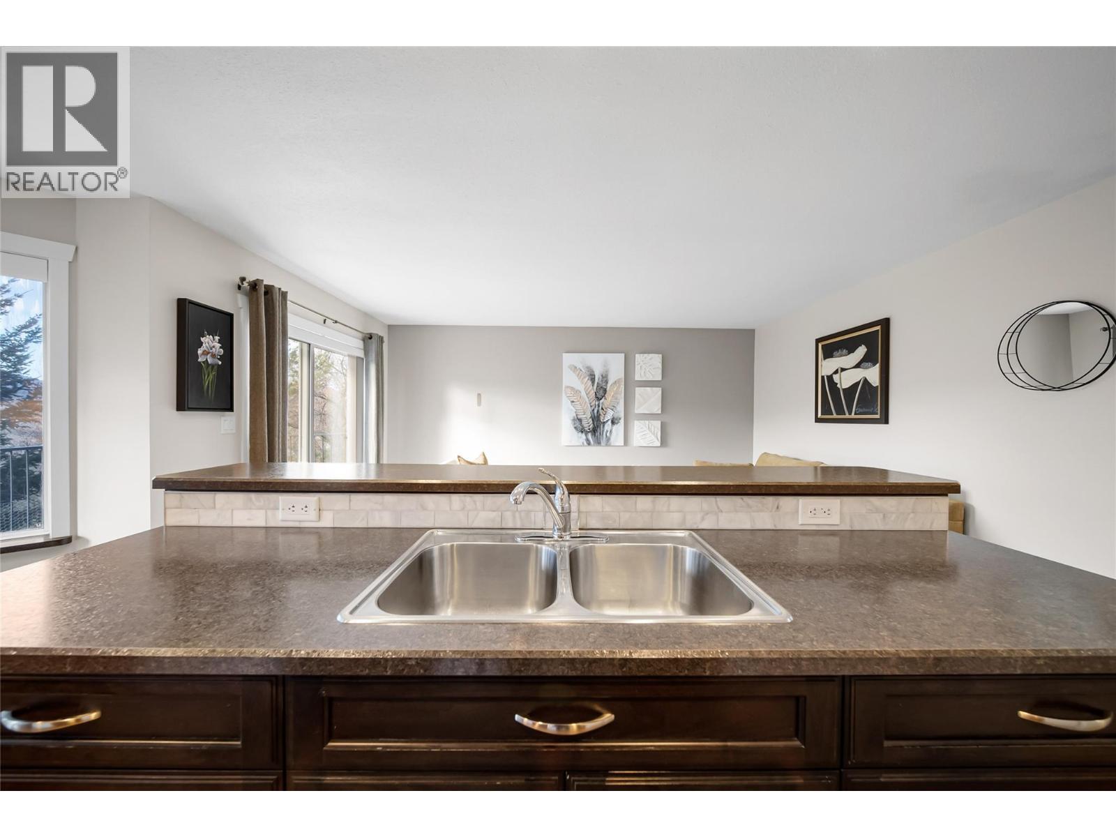 1750 Mckinley Court Unit# 4, Kamloops, BC - Indoor Photo Showing Kitchen With Double Sink