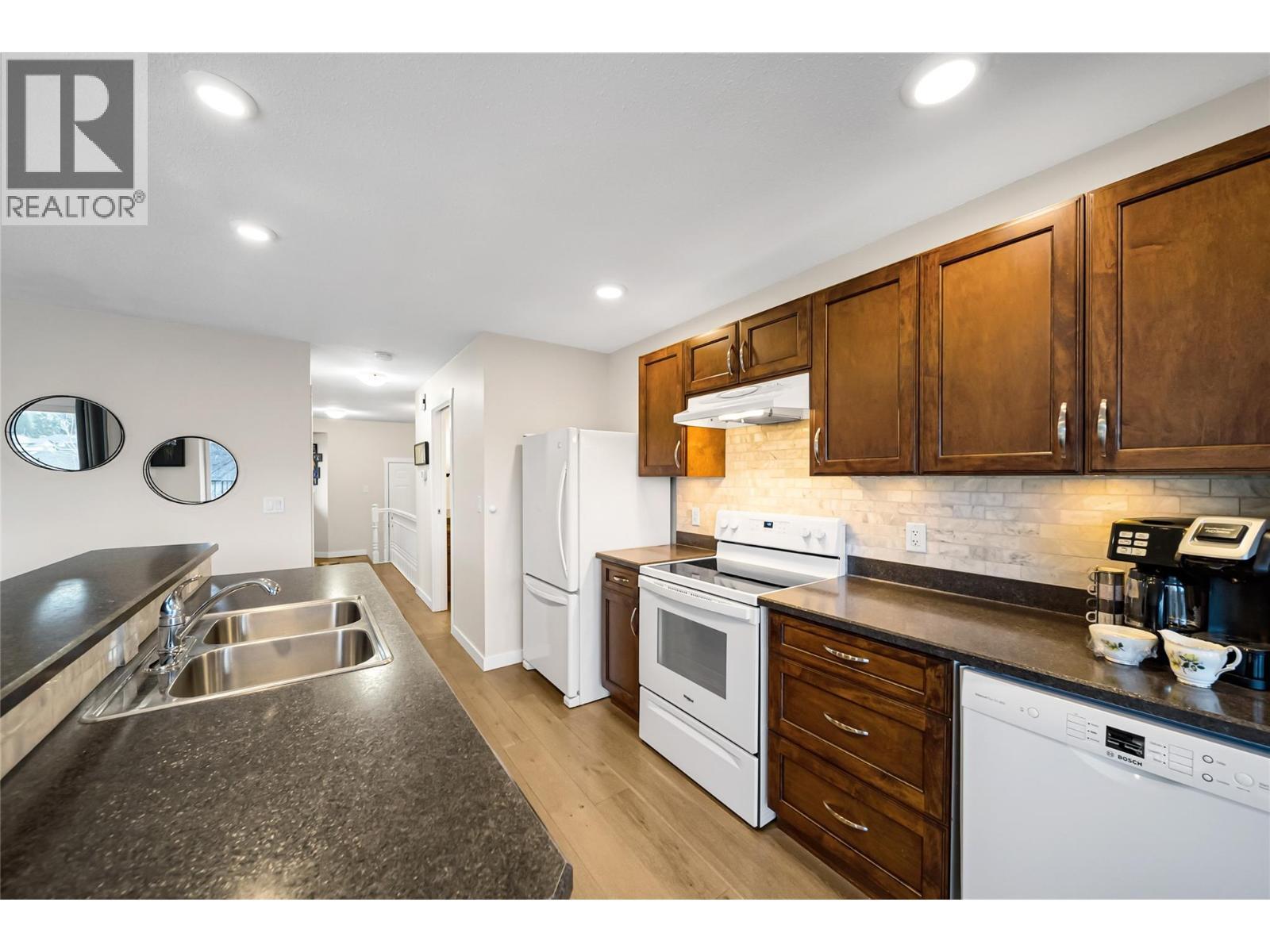 1750 Mckinley Court Unit# 4, Kamloops, BC - Indoor Photo Showing Kitchen With Double Sink