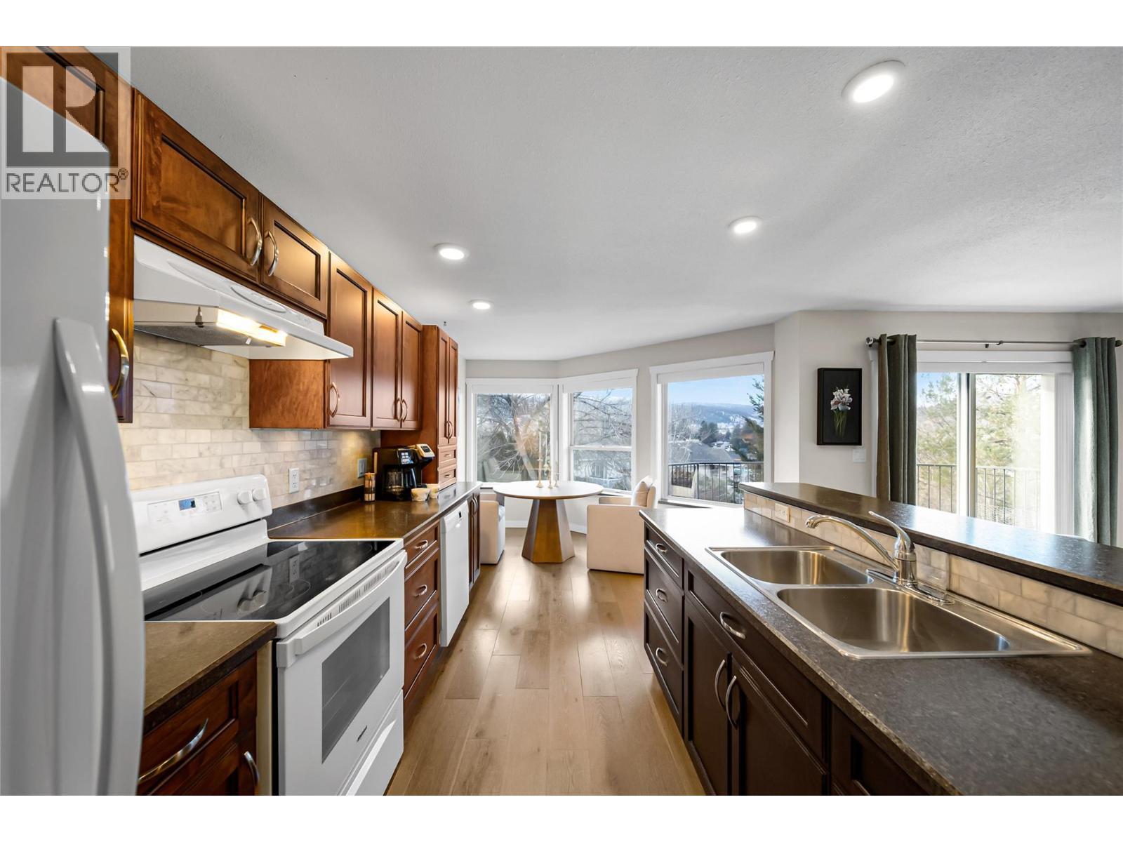 1750 Mckinley Court Unit# 4, Kamloops, BC - Indoor Photo Showing Kitchen With Double Sink