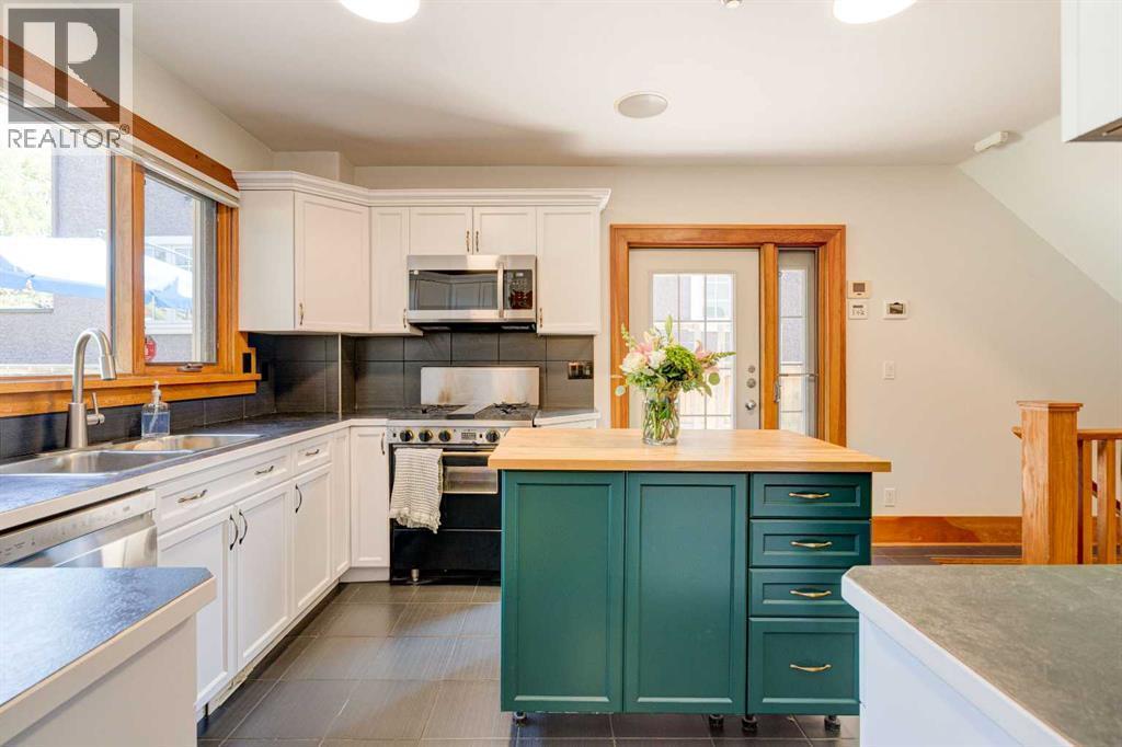 1512 33 Avenue Sw, Calgary, AB - Indoor Photo Showing Kitchen With Double Sink