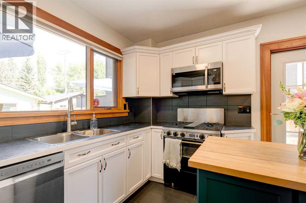 1512 33 Avenue Sw, Calgary, AB - Indoor Photo Showing Kitchen With Double Sink