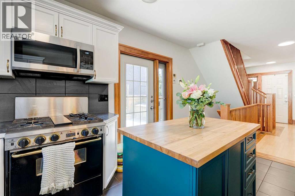 1512 33 Avenue Sw, Calgary, AB - Indoor Photo Showing Kitchen With Stainless Steel Kitchen