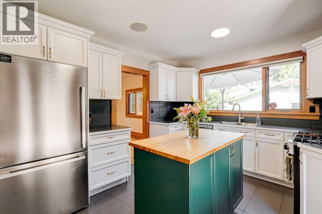 1512 33 Avenue Sw, Calgary, AB - Indoor Photo Showing Kitchen With Stainless Steel Kitchen