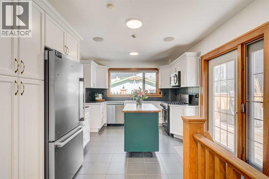 1512 33 Avenue Sw, Calgary, AB - Indoor Photo Showing Kitchen
