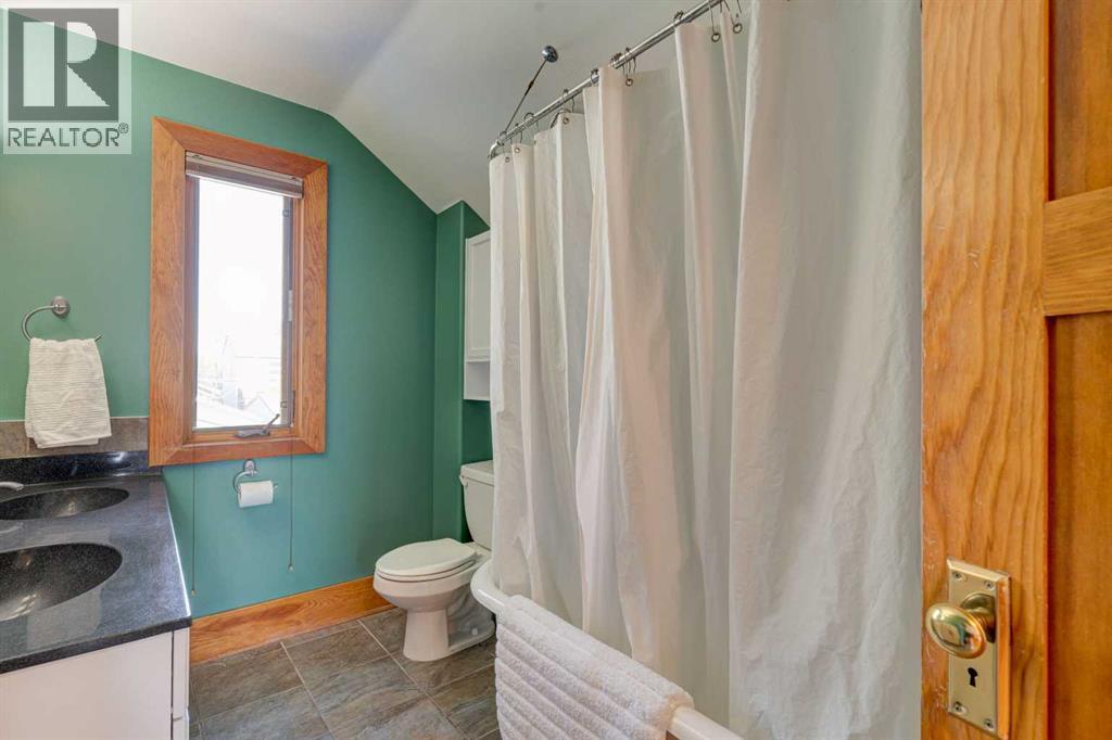 1512 33 Avenue Sw, Calgary, AB - Indoor Photo Showing Bathroom