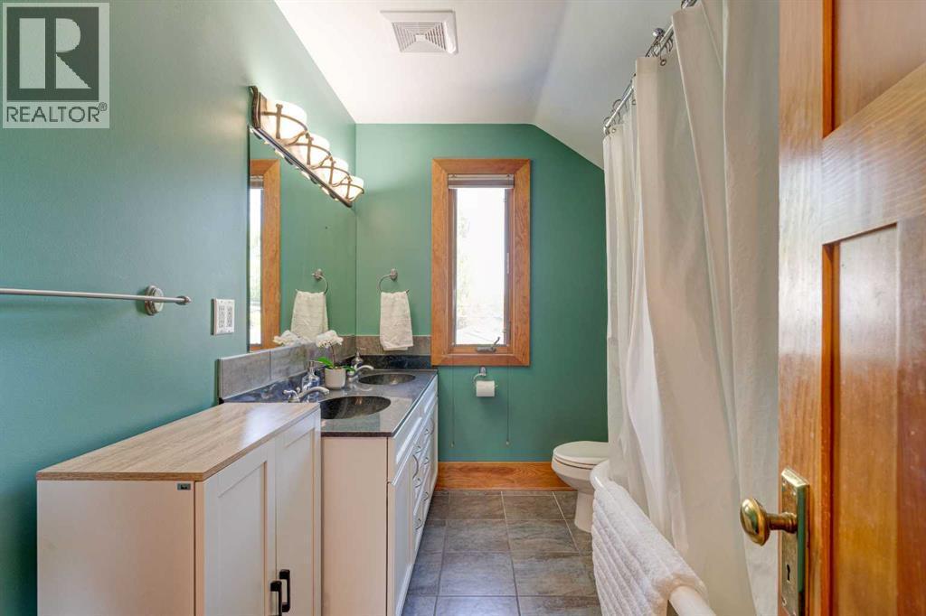 1512 33 Avenue Sw, Calgary, AB - Indoor Photo Showing Bathroom