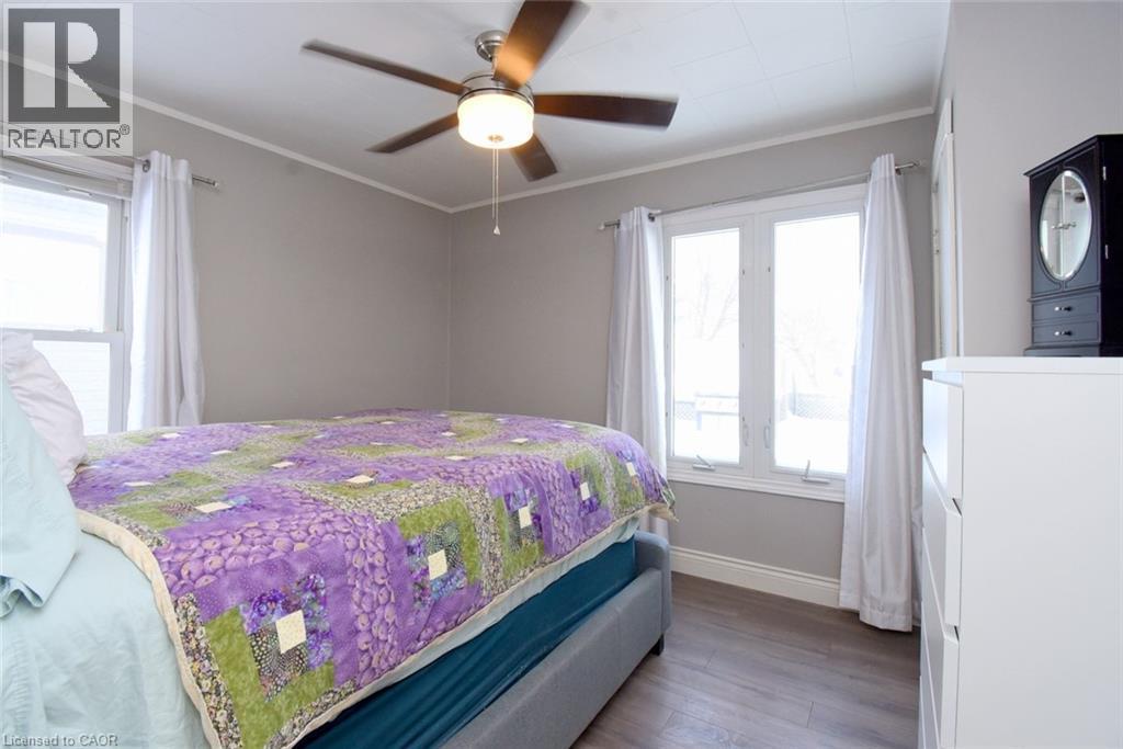 302 East 27Th Street, Hamilton, ON - Indoor Photo Showing Bedroom