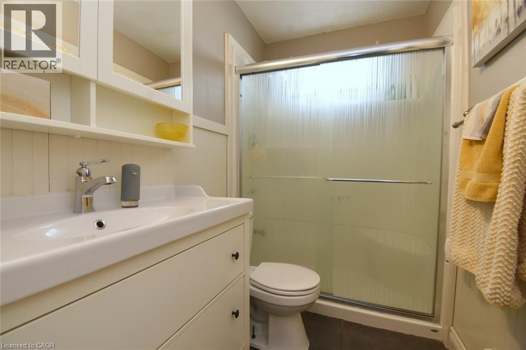 302 East 27Th Street, Hamilton, ON - Indoor Photo Showing Bathroom