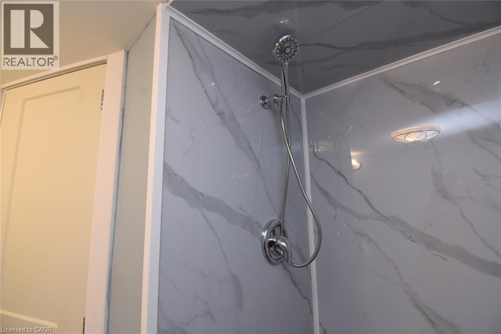 302 East 27Th Street, Hamilton, ON - Photo Showing Bathroom