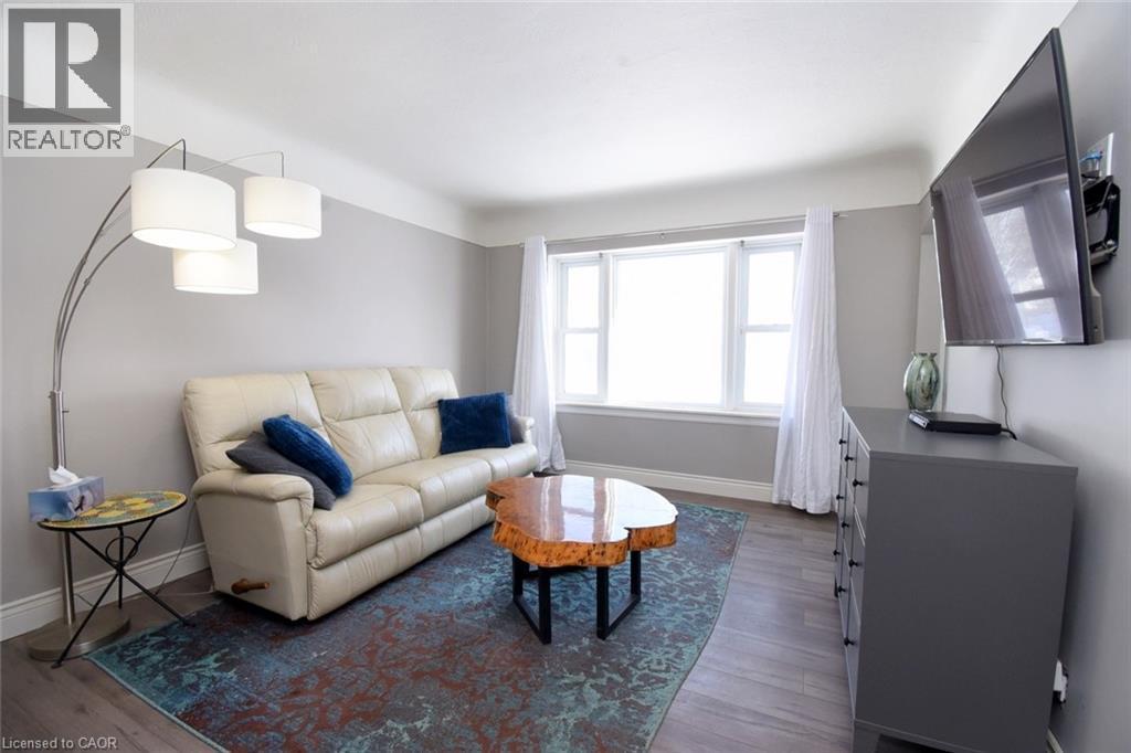 302 East 27Th Street, Hamilton, ON - Indoor Photo Showing Living Room