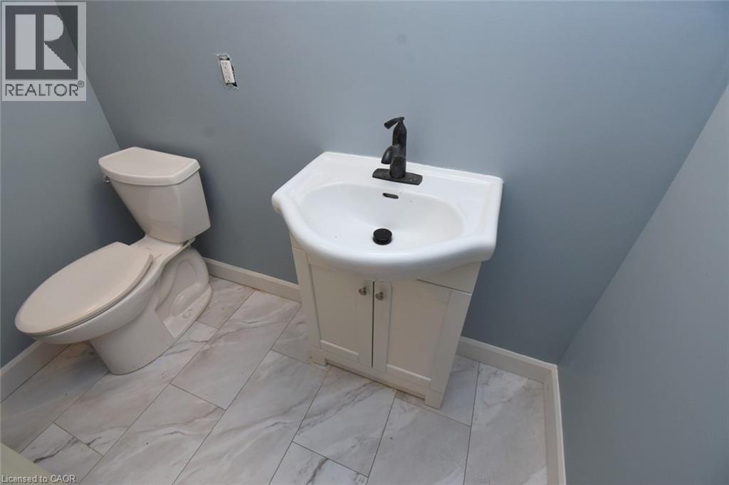 302 East 27Th Street, Hamilton, ON - Indoor Photo Showing Bathroom