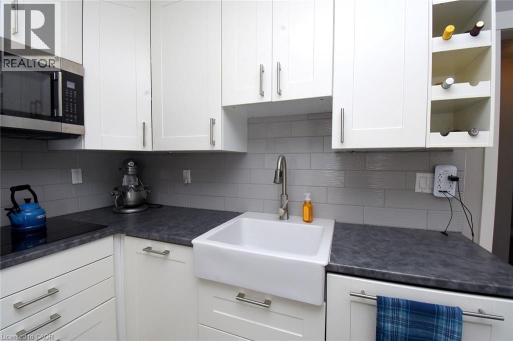 302 East 27Th Street, Hamilton, ON - Indoor Photo Showing Kitchen With Upgraded Kitchen