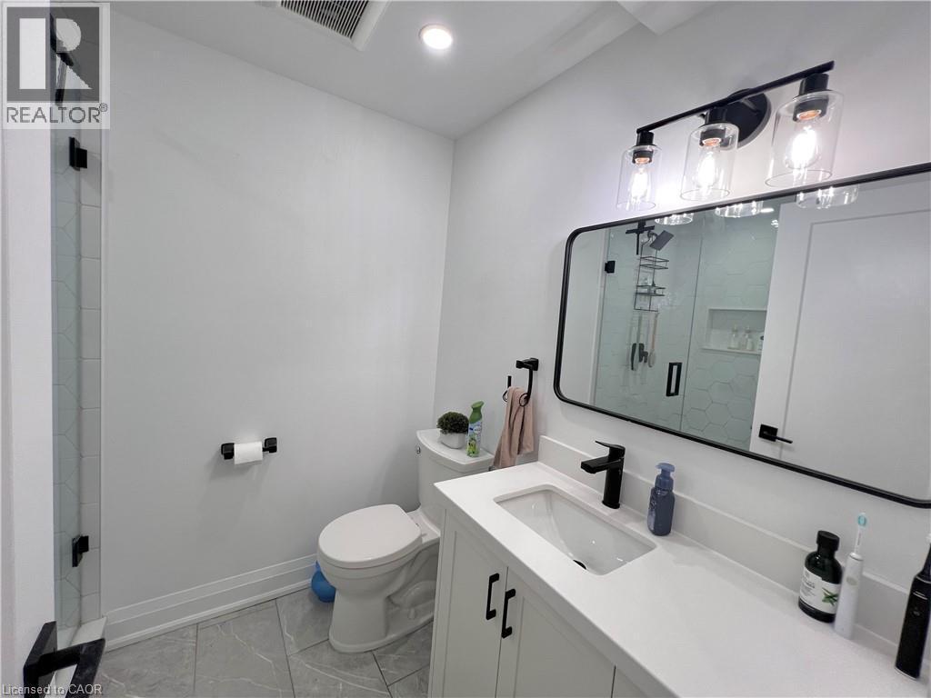 31 Colin Crescent, Hamilton, ON - Indoor Photo Showing Bathroom