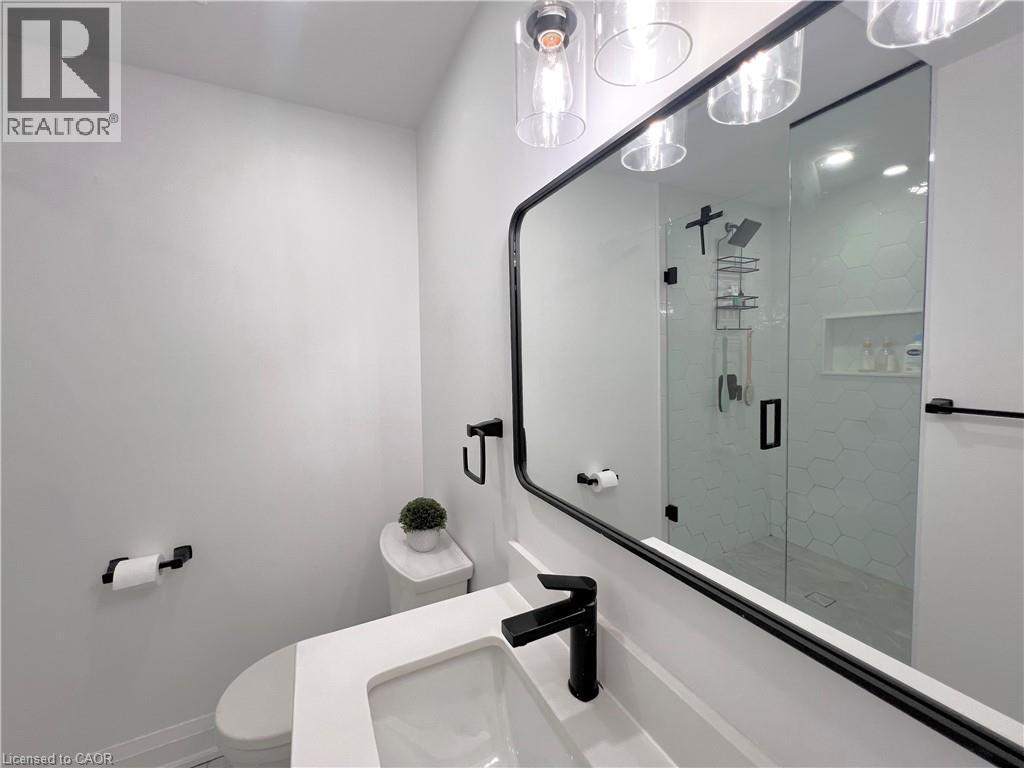31 Colin Crescent, Hamilton, ON - Indoor Photo Showing Bathroom