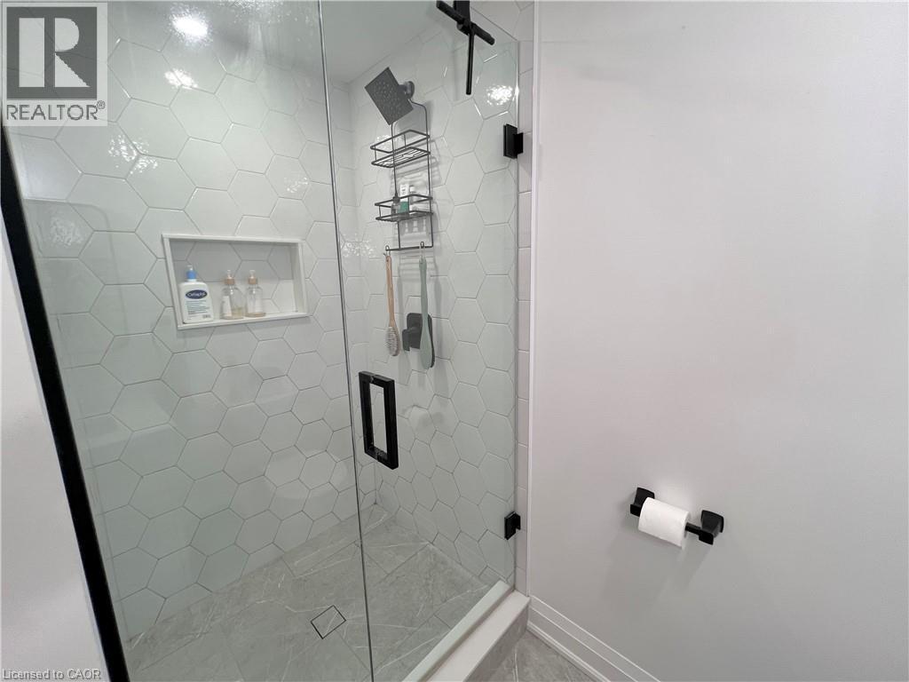 31 Colin Crescent, Hamilton, ON - Indoor Photo Showing Bathroom