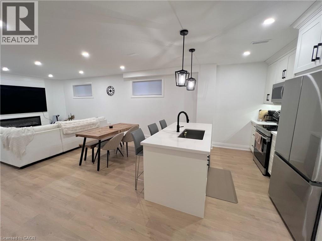31 Colin Crescent, Hamilton, ON - Indoor Photo Showing Kitchen