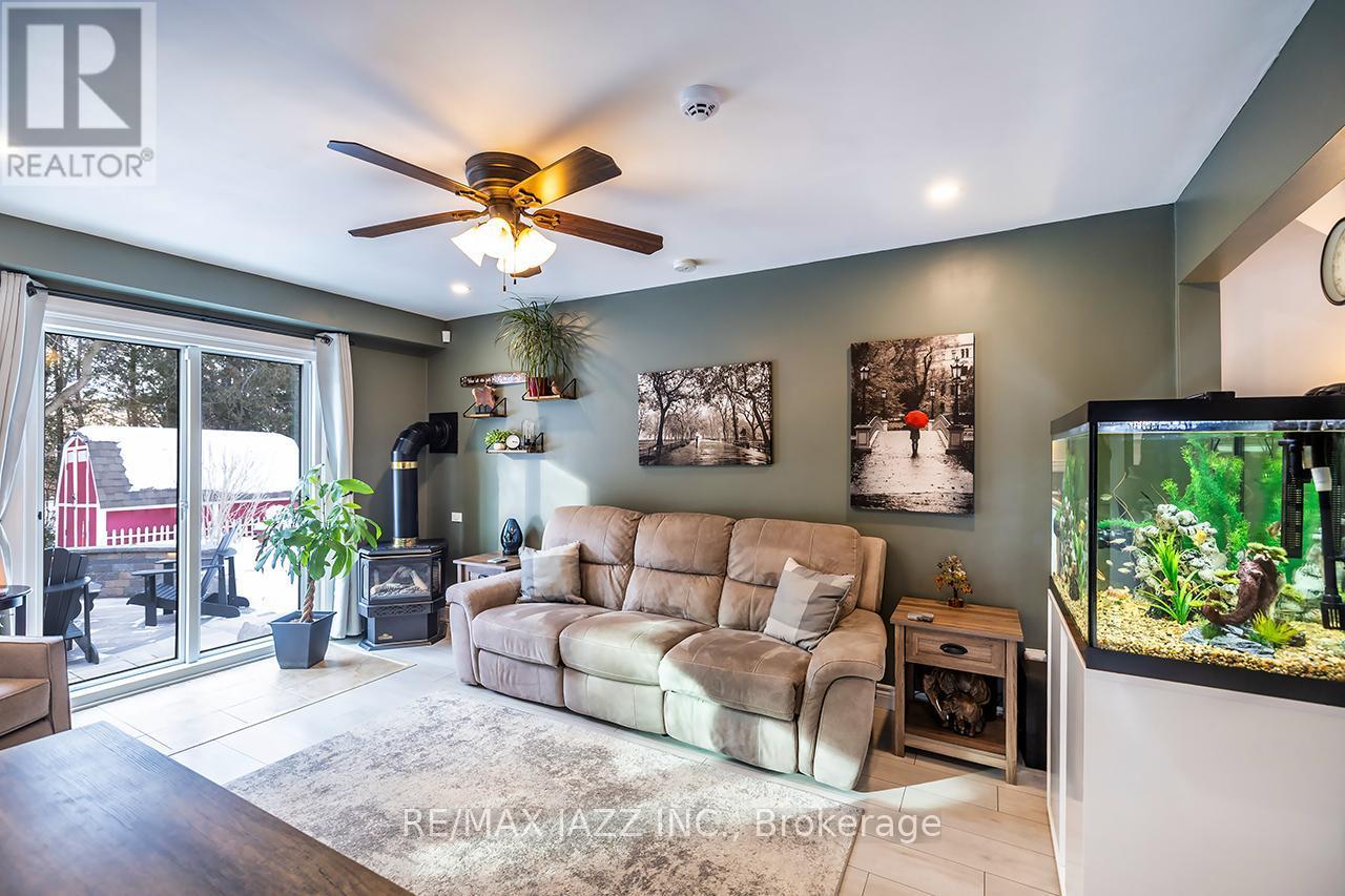14 Goldpine Avenue, Clarington (Courtice), ON - Indoor Photo Showing Living Room