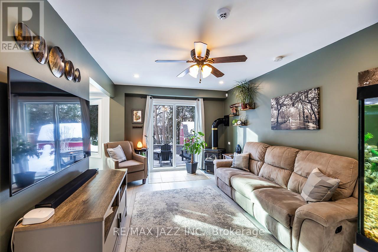 14 Goldpine Avenue, Clarington (Courtice), ON - Indoor Photo Showing Living Room
