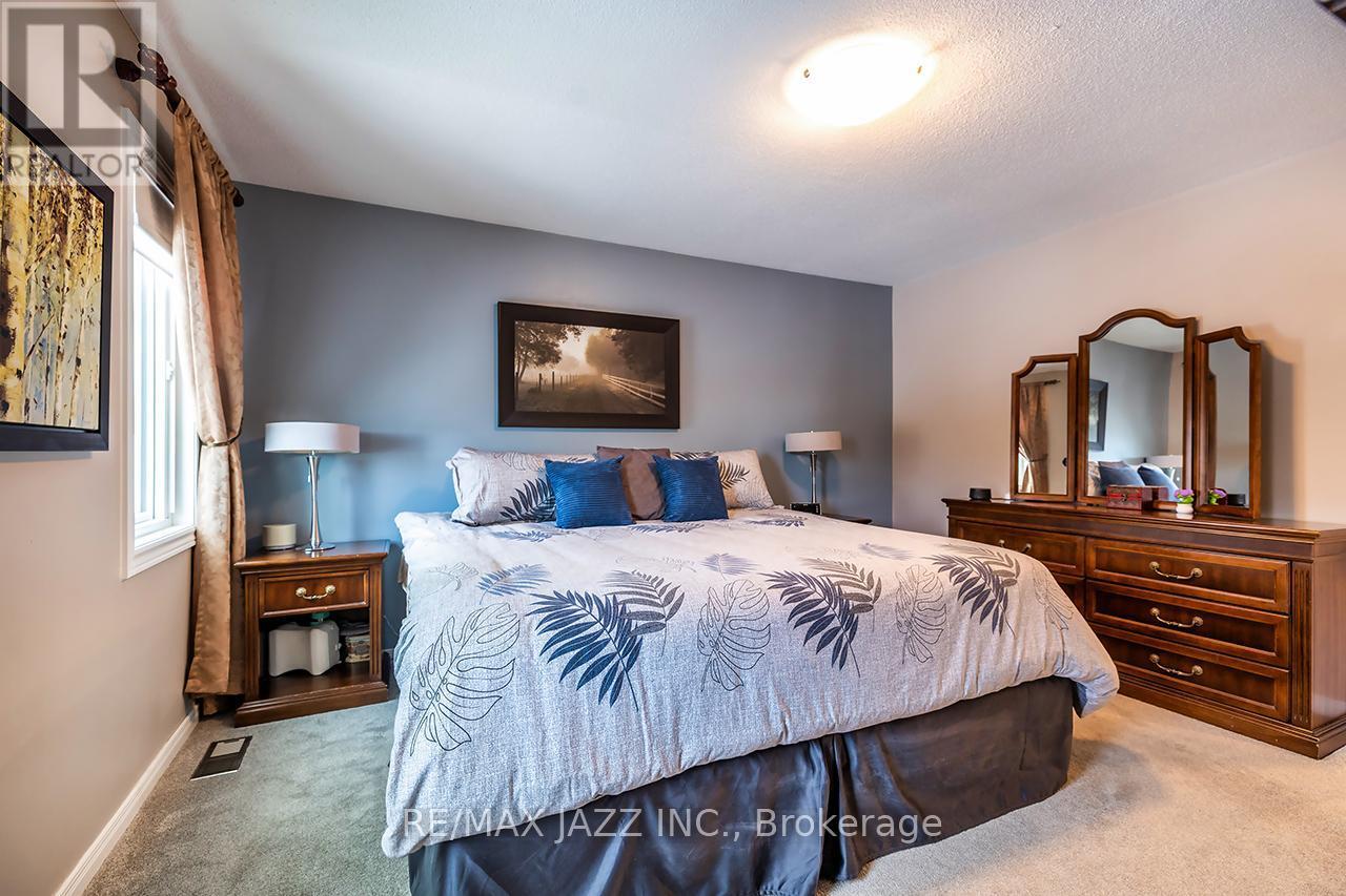 14 Goldpine Avenue, Clarington (Courtice), ON - Indoor Photo Showing Bedroom