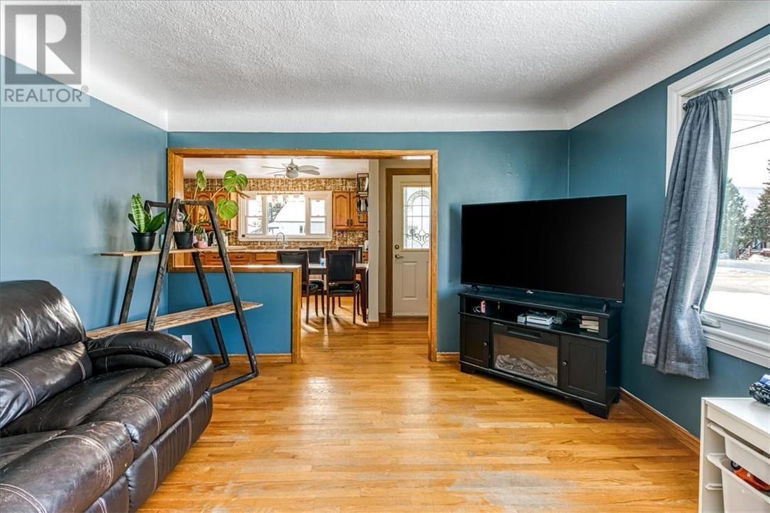 154 Charette Avenue, Chelmsford, ON - Indoor Photo Showing Living Room