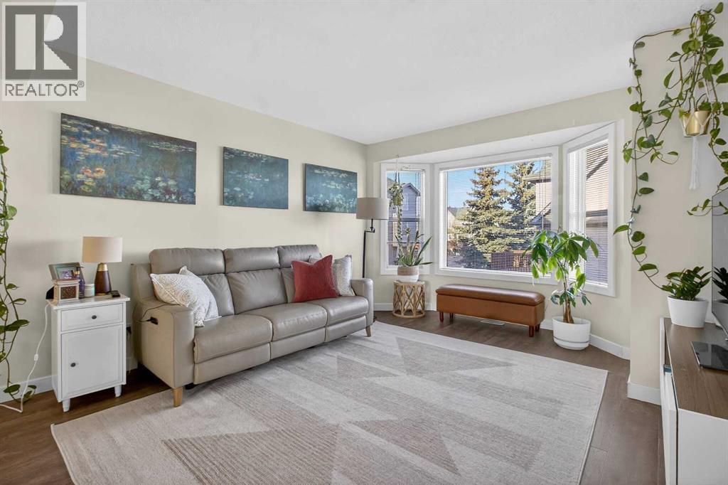 41 Sandarac Villas Nw, Calgary, AB - Indoor Photo Showing Living Room