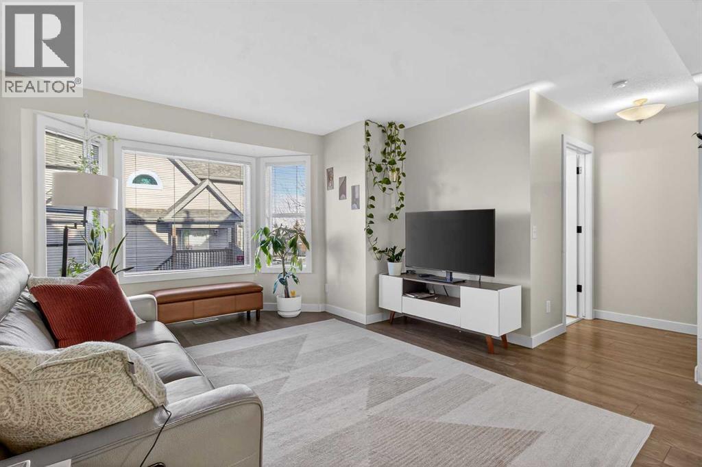 41 Sandarac Villas Nw, Calgary, AB - Indoor Photo Showing Living Room