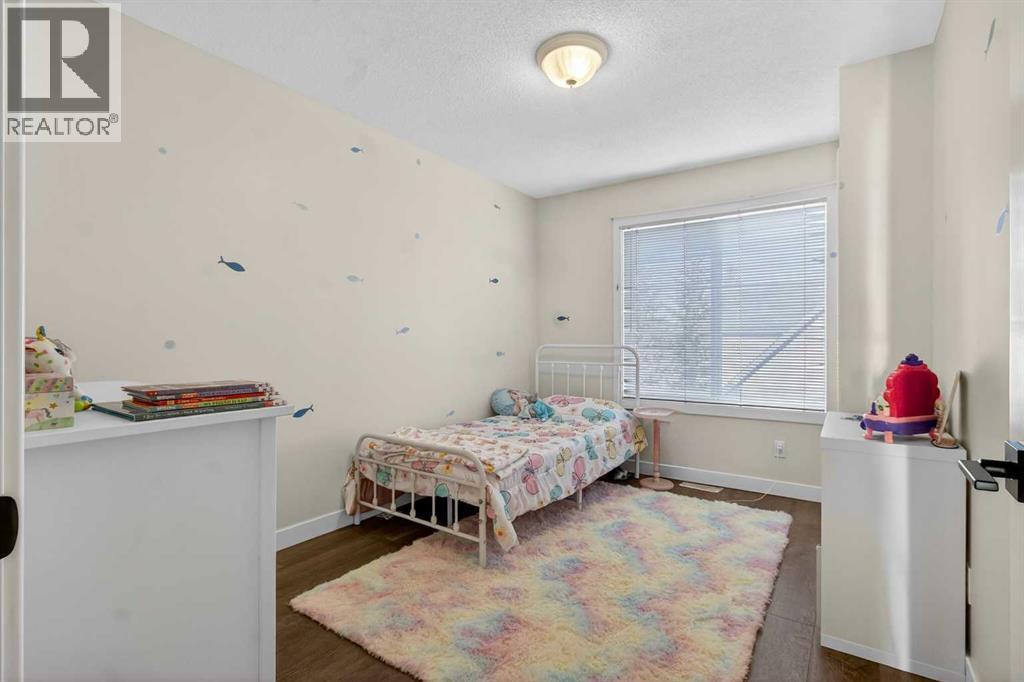 41 Sandarac Villas Nw, Calgary, AB - Indoor Photo Showing Bedroom