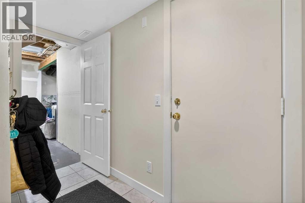 41 Sandarac Villas Nw, Calgary, AB - Indoor Photo Showing Other Room